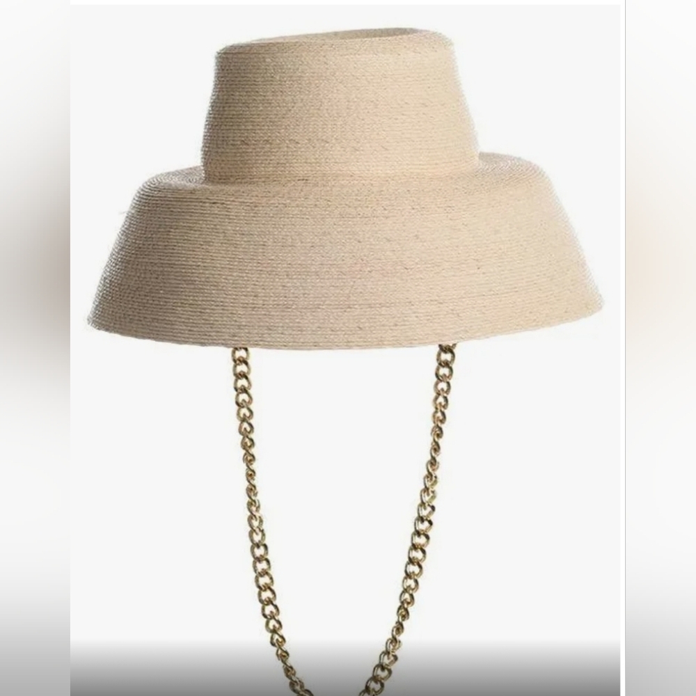 Oversized straw hat w/ gold chain